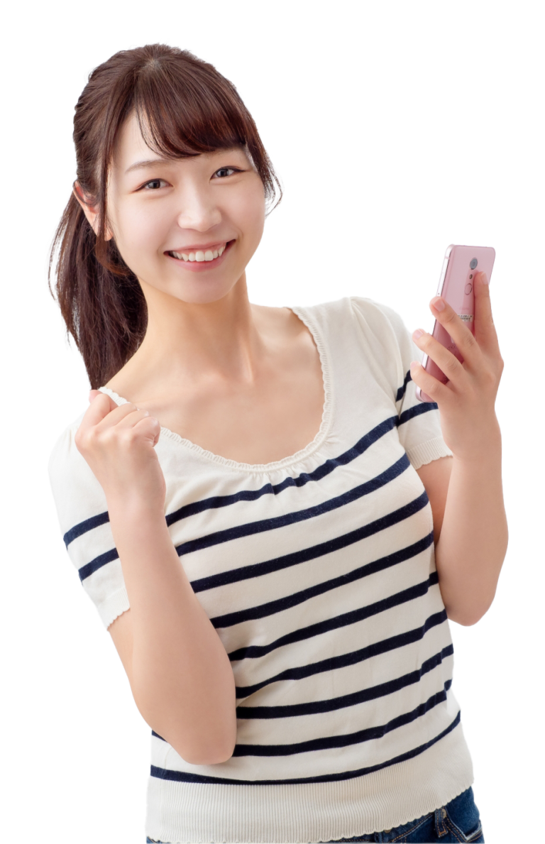 スマートフォンを持ってガッツポーズをする女性