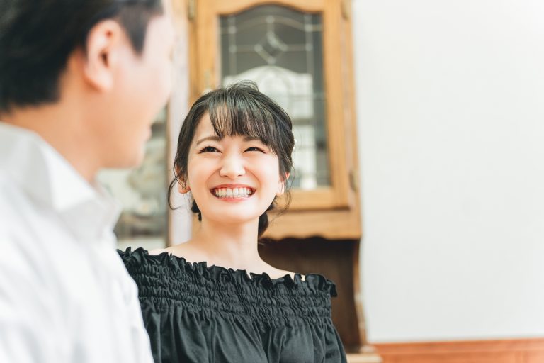 笑顔で向き合う男女