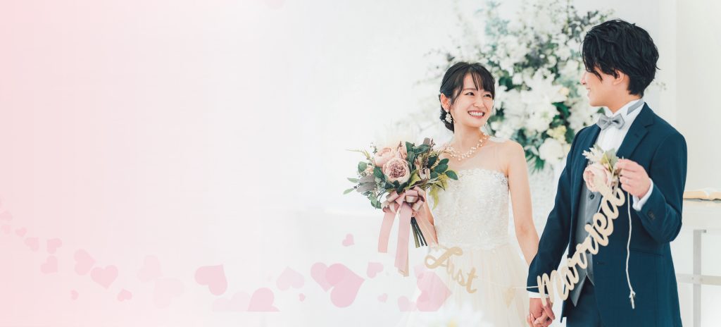 ウェディングドレスの新婦とタキシードの新郎