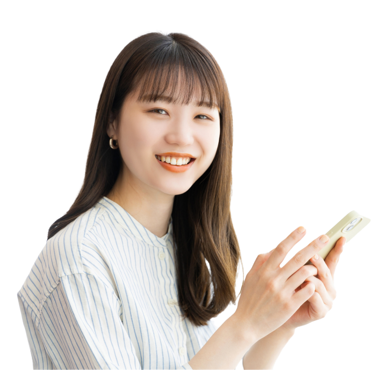 スマートフォンを持って笑顔の女性