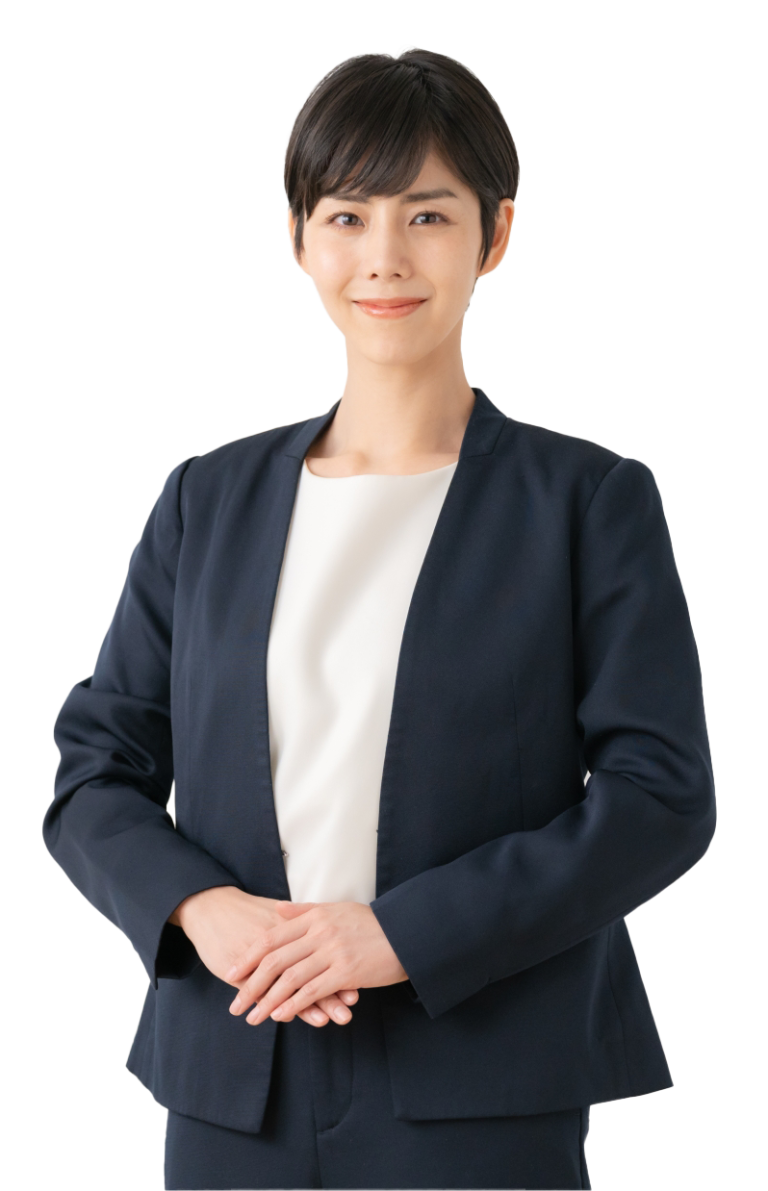 スーツ姿で微笑む女性