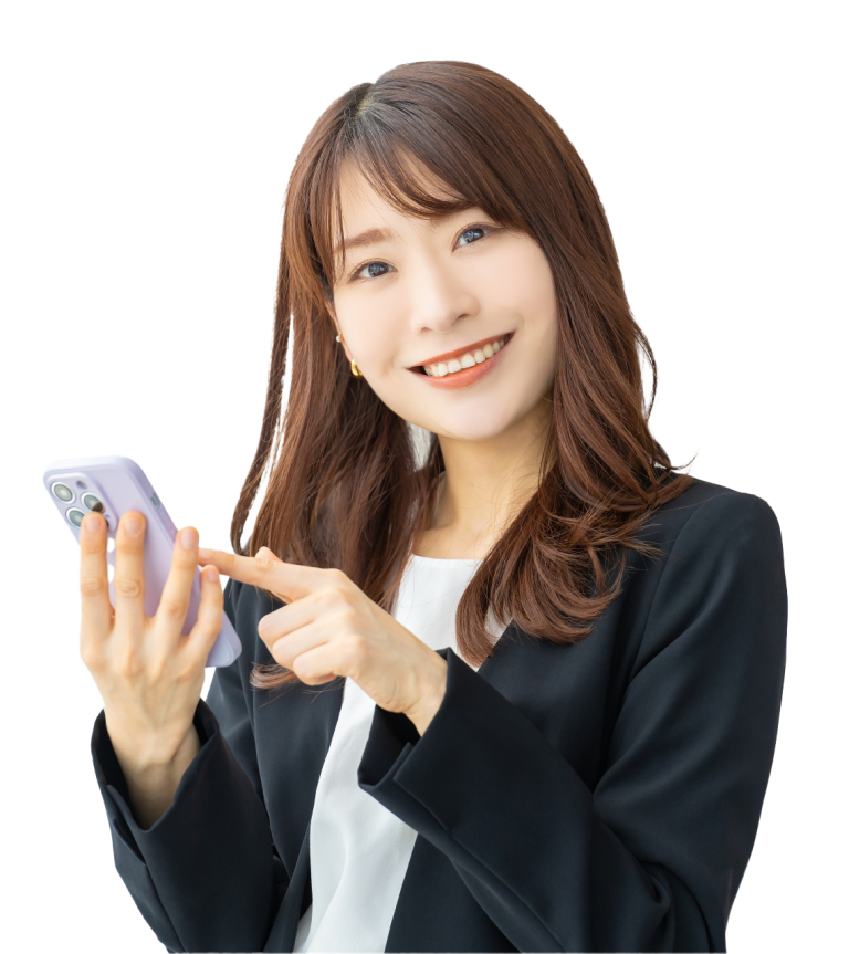 スマートフォンを手に微笑む女性