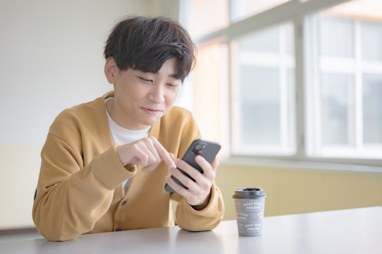 スマートフォンを操作する男性