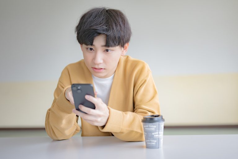 スマートフォンを操作する男性